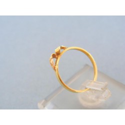 Zlatý dámsky prsteň vzorovaný žlté červené zlato DP481V