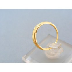 Zlatý prsteň so zárezmi a jemnými výčnelkami žlté zlato zirkón DP48156Z
