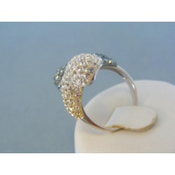 Strieborný prsteň ozdobený krištálikmi elegantný DPS50797