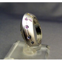 Zlatý dámsky prsteň moderný s farebnými kamienkami biele zlato VP54500B
