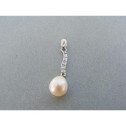 Strieborný prívesok ozdobený perlou kamienkami zirkónu VIS132