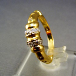 Zlatý dámsky prsteň ozdobený zirkónom žlté zlato VP56395Z