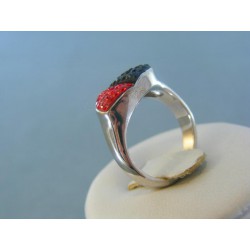 Strieborný prsteň čierné červené krištálik do tvaru srdiečka VPS54572