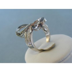 Strieborný prsteň elegantný tvar krištáliky VPS58832