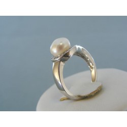 Strieborný prsteň zdobený perlou kamienkami VPS50305