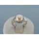 Strieborný prsteň zdobený perlou kamienkami VPS50305