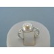 Strieborný prsteň dámsky v strede s perlou VPS53204
