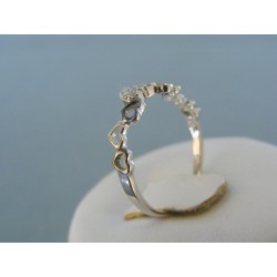 Strieborný dámsky prsteň zdobený srdiečkami kamienkami VPS57138