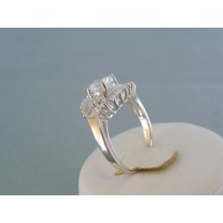 Strieborný dámsky prsteň elegantný kamienky DPS59496